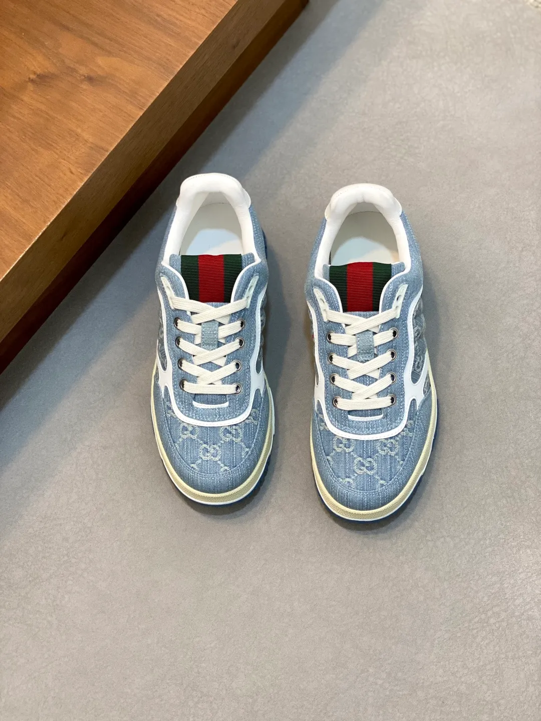 Men's Shoes 💰660 𝐆𝐮𝐜𝐜𝐢 𝐑𝐞-𝐖𝐞𝐛 As the first sneaker created by Sabato De Sarno for Gucci, the Re-Web series reinterprets the brand's classic stripes and sets off the modern silhouette design with bold and unique details. These shoes are crafted from white leather. This new sneaker is ingeniously decorated with many of the brand's classic details, and is equipped with a bright red and green webbing tongue, which will make people fall in love at first sight. White leather treated with a special process for softness and luster, with an embossed grainy texture. Script Gucci logo and interlocking G web label with Interlocking G and script Gucci logo. Rubber outsole with interlocking G detail eyelets. Web tongue. Size: 39-44 (customized for sizes 38 and 45)
